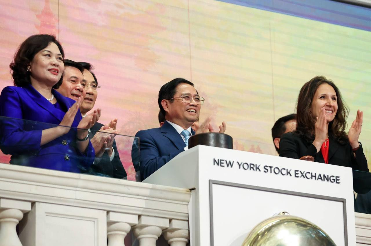 Thủ tướng đề nghị NYSE quan tâm hỗ trợ và chia sẻ kinh nghiệm để góp phần thúc đẩy phát triển thị trường chứng khoán hiệu quả, bền vững ở Việt Nam. Thủ tướng đề nghị NYSE quan tâm hỗ trợ và chia sẻ kinh nghiệm để góp phần thúc đẩy phát triển thị trường chứng khoán hiệu quả, bền vững ở Việt Nam.