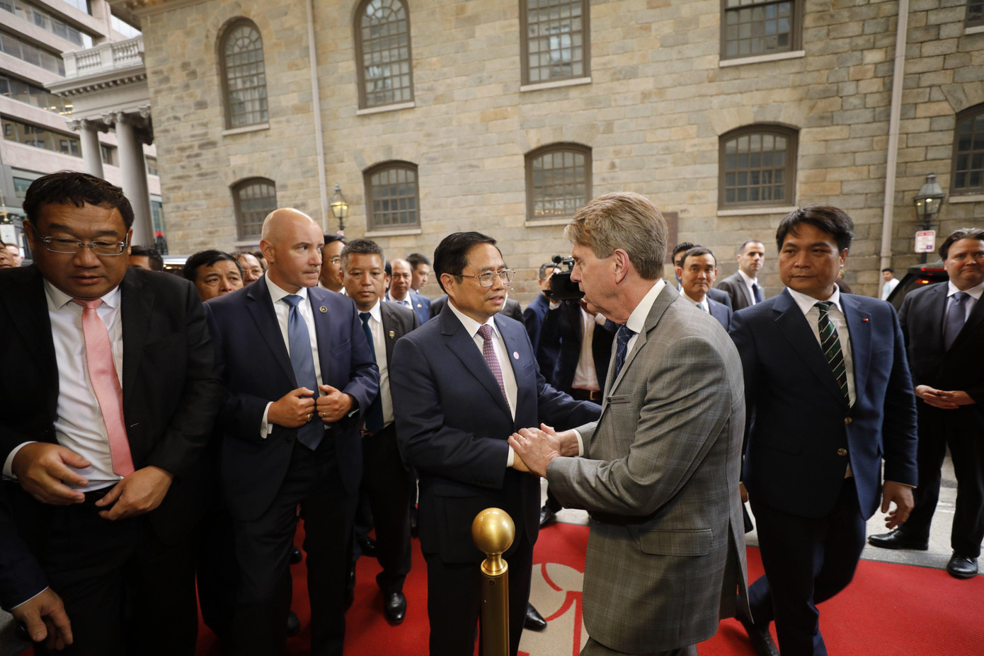 Trong đó, khách sạn Omni Parker House là nơi lưu giữ hình ảnh chân thực và sống động về Chủ tịch Hồ Chí Minh từng có mặt nơi đây hơn 100 năm về trước. Trong ảnh: Thủ tướng Phạm Minh Chính trao đổi với lãnh đạo khách sạn. Trong đó, khách sạn Omni Parker House là nơi lưu giữ hình ảnh chân thực và sống động về Chủ tịch Hồ Chí Minh từng có mặt nơi đây hơn 100 năm về trước. Trong ảnh: Thủ tướng Phạm Minh Chính trao đổi với lãnh đạo khách sạn.