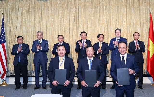 Đại diện UBND tỉnh Bắc Giang, Vietnam Airlines và đại diện của Emission Resources trao biên bản ghi nhớ về hợp tác xuất khẩu vải và nông sản