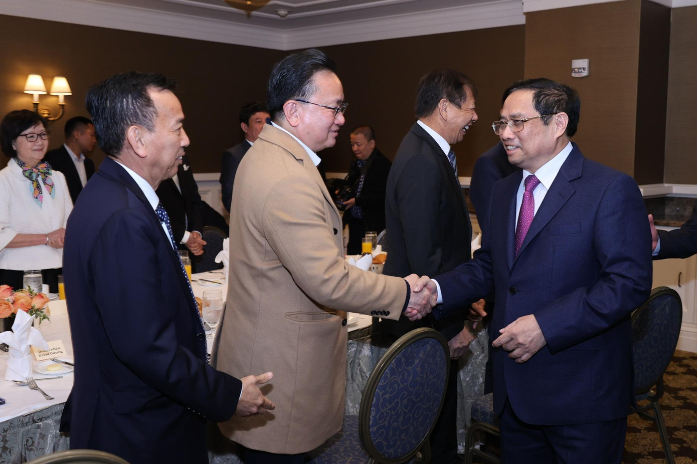 Tại các cuộc gặp, các doanh nhân, trí thức kiều bào đã tích cực “hiến kế” nhiều ý tưởng, đề xuất thiết thực về phát triển kinh tế - xã hội, khoa học – giáo dục, thu hút thêm nhân tài, nguồn lực từ cộng đồng người Việt ở nước ngoài cho quê hương đất nước Tại các cuộc gặp, các doanh nhân, trí thức kiều bào đã tích cực “hiến kế” nhiều ý tưởng, đề xuất thiết thực về phát triển kinh tế - xã hội, khoa học – giáo dục, thu hút thêm nhân tài, nguồn lực từ cộng đồng người Việt ở nước ngoài cho quê hương đất nước