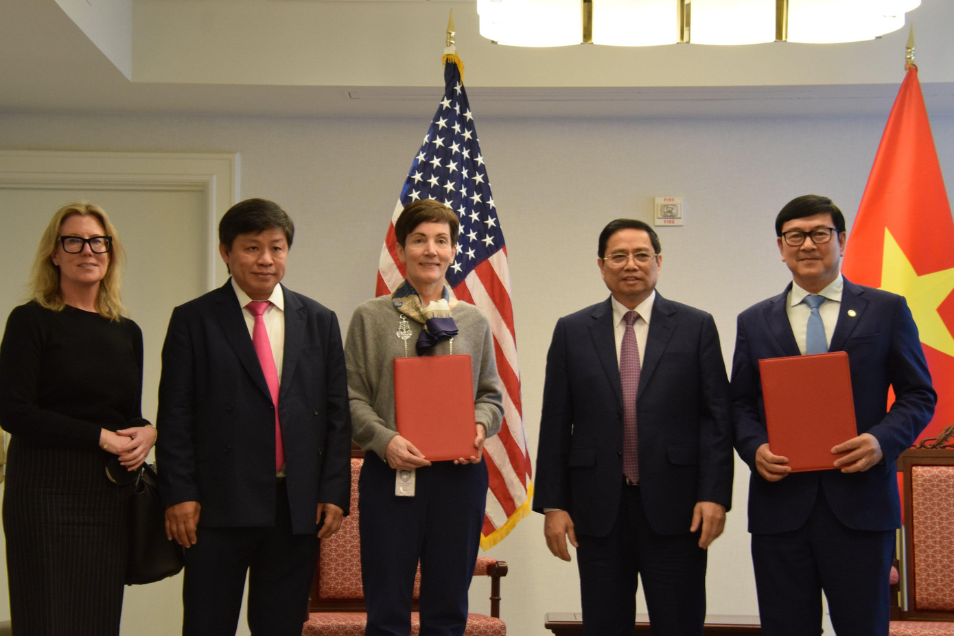 Bà Stephanie von Friedeburg, Phó Chủ tịch điều hành cao cấp IFC và ông Trần Hoài Nam, Phó Tổng Giám đốc HDBank trao biên bản ghi nhớ.