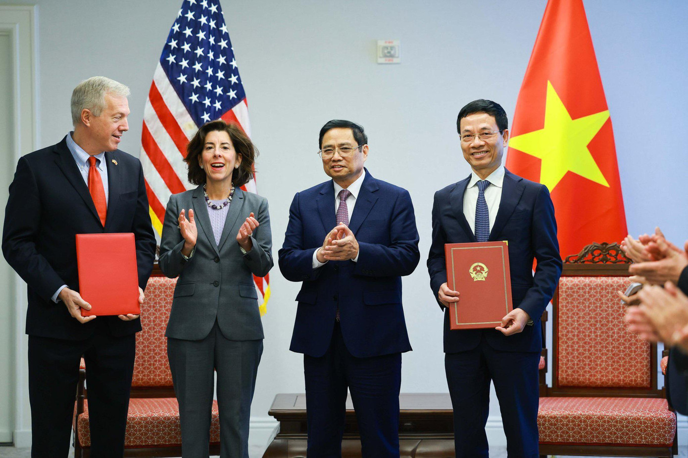 Bộ trưởng Bộ Thông tin và Truyền thông Nguyễn Mạnh Hùng và nguyên Đại sứ Ted Osius, Chủ tịch kiêm Tổng Giám đốc, Hội đồng kinh doanh Hoa Kỳ- ASEAN (USABC) trao thỏa thuận hợp tác.