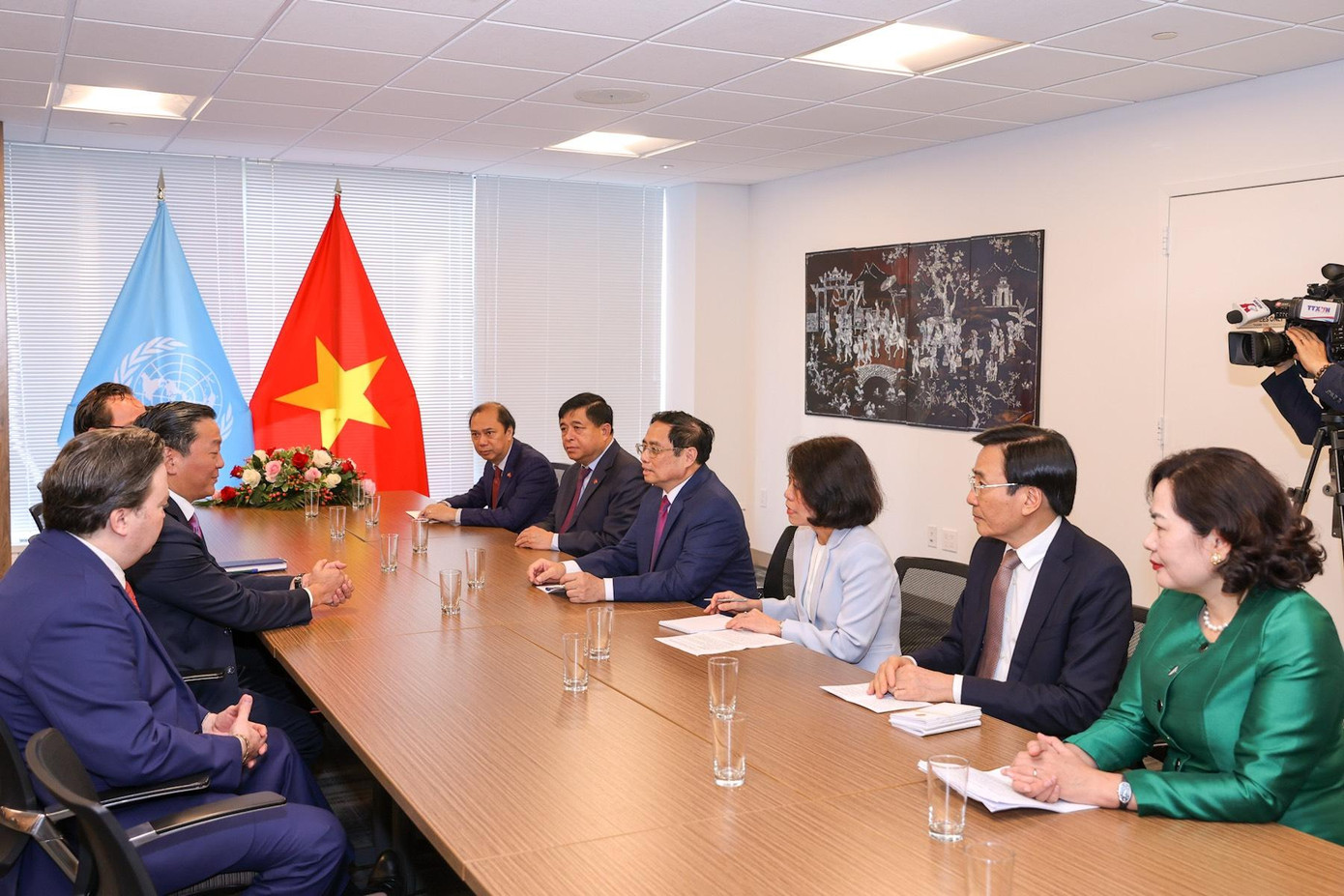 Trong cuộc gặp Thủ tướng, ông Joseph Bae, Tổng Giám đốc Quỹ đầu tư Kolhberg Kravis Roberts (KKR) cho biết, Quỹ mong muốn mở rộng đầu tư vào lĩnh vực bất động sản, hạ tầng, chuyển đổi số, lương thực, hàng tiêu dùng, công nghệ… tại Việt Nam. Trong cuộc gặp Thủ tướng, ông Joseph Bae, Tổng Giám đốc Quỹ đầu tư Kolhberg Kravis Roberts (KKR) cho biết, Quỹ mong muốn mở rộng đầu tư vào lĩnh vực bất động sản, hạ tầng, chuyển đổi số, lương thực, hàng tiêu dùng, công nghệ… tại Việt Nam.