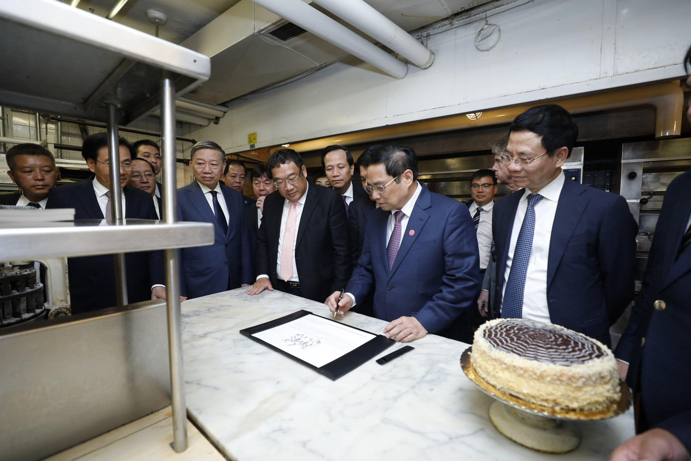 Trong lưu bút tại đây, Thủ tướng Phạm Minh Chính bày tỏ xúc động khi đến thăm khách sạn Omni Parker House và nơi Chủ tịch Hồ Chí Minh vĩ đại, anh hùng giải phóng dân tộc, danh nhân văn hóa thế giới đã từng làm việc; trân trọng cảm ơn sự hướng dẫn, hỗ trợ tận tình của ban lãnh đạo, đội ngũ nhân viên khách sạn. Trong lưu bút tại đây, Thủ tướng Phạm Minh Chính bày tỏ xúc động khi đến thăm khách sạn Omni Parker House và nơi Chủ tịch Hồ Chí Minh vĩ đại, anh hùng giải phóng dân tộc, danh nhân văn hóa thế giới đã từng làm việc; trân trọng cảm ơn sự hướng dẫn, hỗ trợ tận tình của ban lãnh đạo, đội ngũ nhân viên khách sạn.