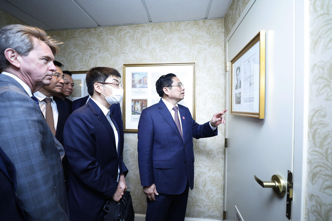 Thông tin giới thiệu của khách sạn và tập sách giới thiệu về khách sạn Omni Parker House được đặt trong khung kính treo cẩn thận trên dọc tường hành lang tầng hầm. Tư liệu cũ với nhiều hình ảnh, bài viết về cuộc sống sinh hoạt của người dân Boston trong giai đoạn trước có ghi cụ thể: "Hồ Chí Minh từng giữ vị trí phụ trách lò bánh (pastry chef) của Parker từ năm 1911- 1913. Chiếc bàn mà ông ấy đã làm việc, hiện vẫn còn trong lò bánh này....". Thông tin giới thiệu của khách sạn và tập sách giới thiệu về khách sạn Omni Parker House được đặt trong khung kính treo cẩn thận trên dọc tường hành lang tầng hầm. Tư liệu cũ với nhiều hình ảnh, bài viết về cuộc sống sinh hoạt của người dân Boston trong giai đoạn trước có ghi cụ thể: "Hồ Chí Minh từng giữ vị trí phụ trách lò bánh (pastry chef) của Parker từ năm 1911- 1913. Chiếc bàn mà ông ấy đã làm việc, hiện vẫn còn trong lò bánh này....".