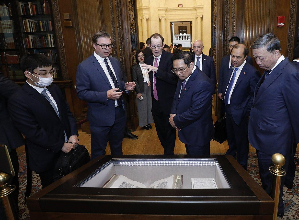 Thủ tướng nghe giới thiệu về một bộ sách quý đang lưu giữ tại thư viện Đại học Harvard Thủ tướng nghe giới thiệu về một bộ sách quý đang lưu giữ tại thư viện Đại học Harvard