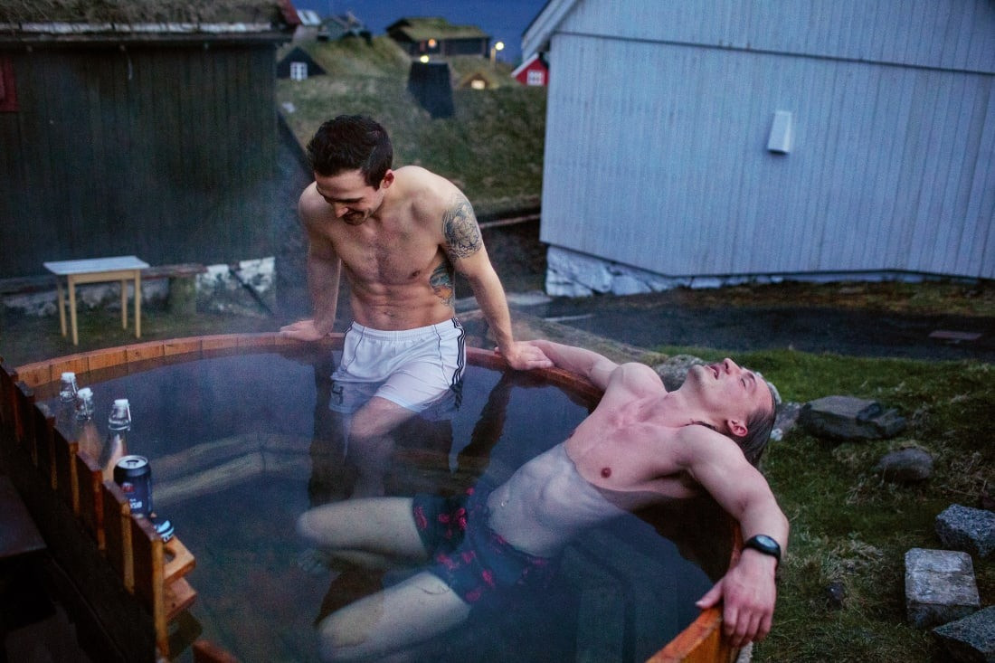 Rogni (26 tuổi) và Odin (25 tuổi) tận hưởng giây phút thư giãn trong bồn tắm ngoài trời ở Mykines, hòn đảo ở cực tây Faroe. Ảnh: Atlantic Cowboy.