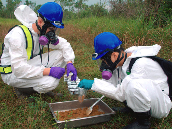 Xử lý mẫu đất bị nhiễm (ảnh do USAID cung cấp)