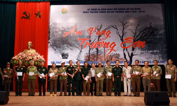 Chương trình cũng đã trao quà cho đại biểu thân nhân gia đình Liệt sỹ, thương bệnh binh Trường Sơn