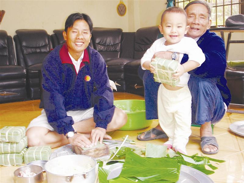 Ba thế hệ gia đình tác giả cùng gói bánh chưng mỗi dịp Tết đến