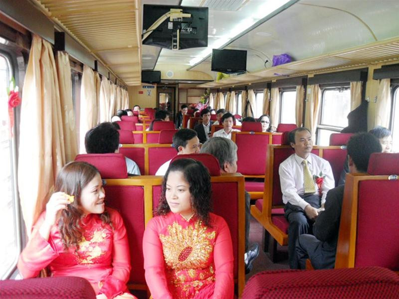 Những hành khách đầu tiên trên chuyến tàu chất lượng cao Hoa Phượng. Ảnh: Bá Chiêm