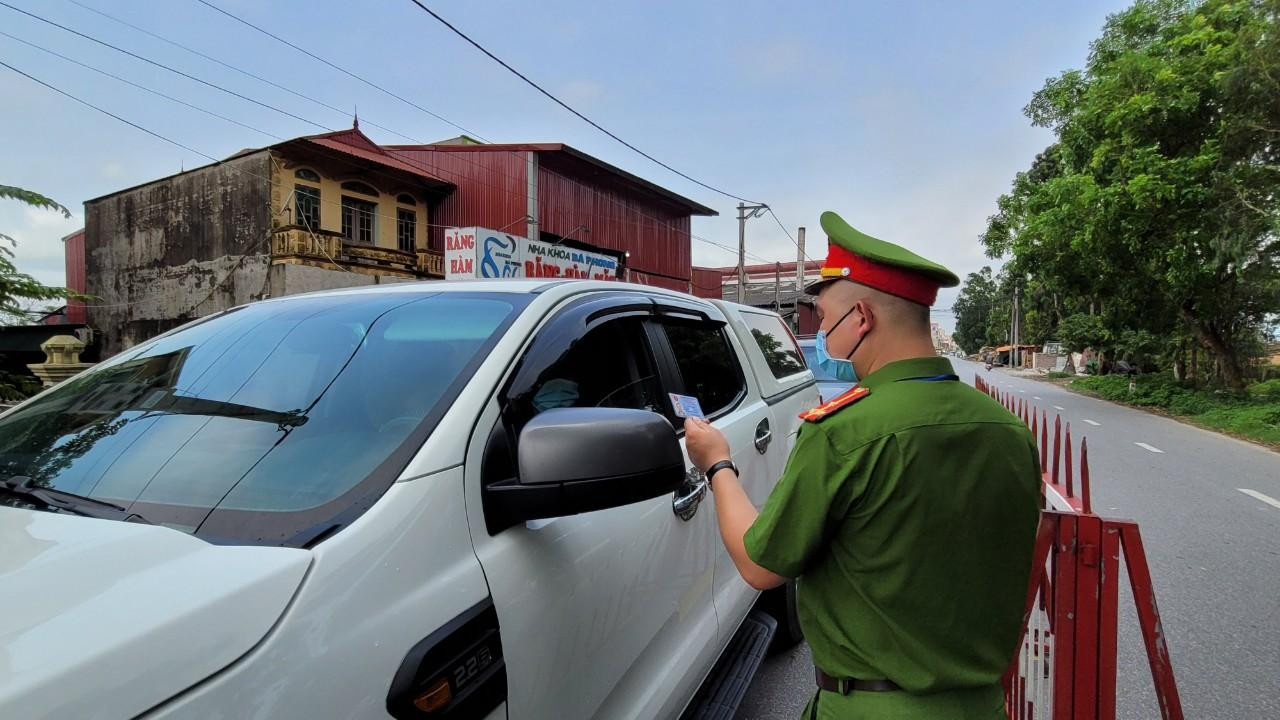 Người đi qua chốt đều được kiểm tra thông tin y tế, hướng dẫn di chuyển