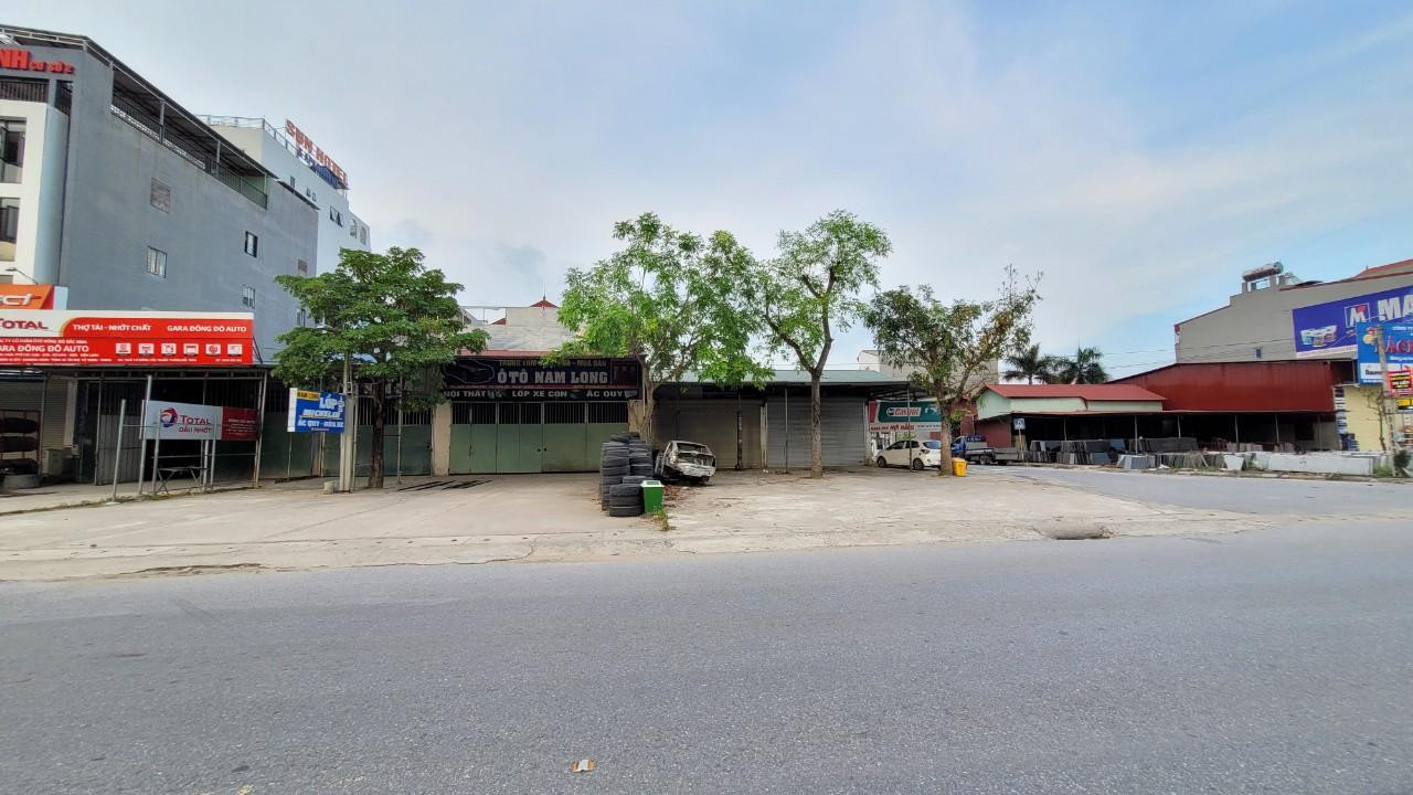 Đường phố, khu dân cư ít bóng người qua lại