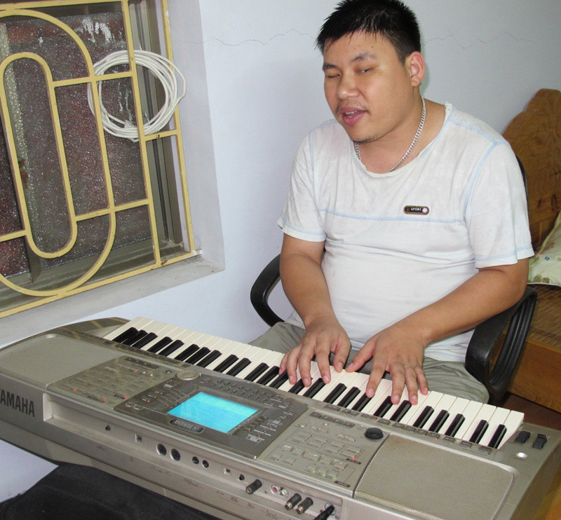 Tuy mù, Hùng vẫn vừa đàn vừa hát