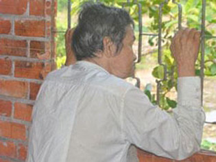 Ông Chính nhìn ra khung cửa sổ từ “phòng giam“