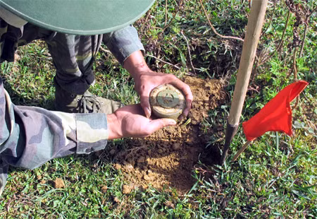 Phát hiện và xử lý mìn bộ binh 652-A. Loại mìn thường được chôn sâu từ 3-5cm. Lực lớn hơn 2kg tác động lên mặt mìn sẽ gây nổ mìn. Mìn 652-A có bán kính sát thương 0,5m 