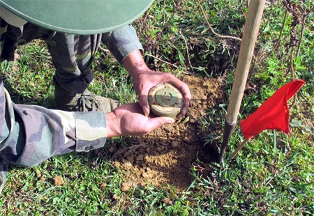 Phát hiện và xử lý mìn bộ binh 652-A. Loại mìn thường được chôn sâu từ 3-5cm. Lực lớn hơn 2kg tác động lên mặt mìn sẽ gây nổ mìn. Mìn 652-A có bán kính sát thương 0,5m 
