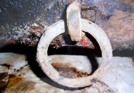 Khuy sắt được gắn vào quan tài để dùng khi hạ quan - Ảnh chụp lại từ tư liệu của PGS.TS. Phạm Đức Mạnh