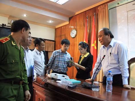 Phó Thủ tướng Nguyễn Xuân Phúc trao đổi với cơ quan chức năng tại Đà Nẵng chống bão