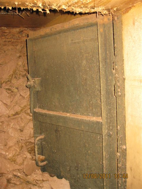 Cánh cửa vào hầm trước kia bị đóng chặt