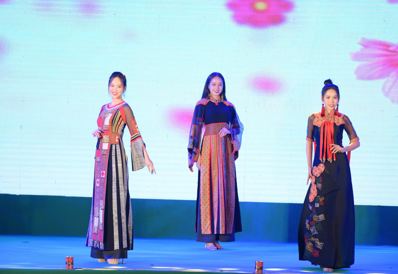 Top 3 Hoa hậu Việt Nam 2022: Hoa hậu Huỳnh Thị Thanh Thủy (giữa), Á hậu 1 Trịnh Thùy Linh, Á hậu 2 Lê Nguyễn Ngọc Hằng (phải) trình diễn trang phục áo dài lấy cảm hứng từ họa tiết thổ cẩm.