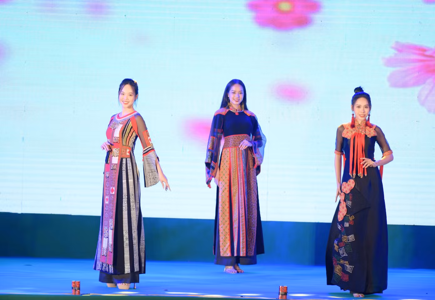 Top 3 Hoa hậu Việt Nam 2022: Hoa hậu Huỳnh Thị Thanh Thủy (giữa), Á hậu 1 Trịnh Thùy Linh, Á hậu 2 Lê Nguyễn Ngọc Hằng (phải) trình diễn trang phục áo dài lấy cảm hứng từ họa tiết thổ cẩm. Top 3 Hoa hậu Việt Nam 2022: Hoa hậu Huỳnh Thị Thanh Thủy (giữa), Á hậu 1 Trịnh Thùy Linh, Á hậu 2 Lê Nguyễn Ngọc Hằng (phải) trình diễn trang phục áo dài lấy cảm hứng từ họa tiết thổ cẩm.