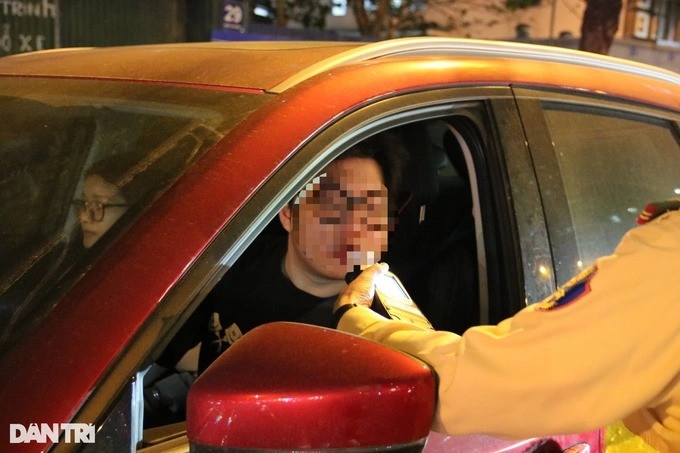 Tại chốt làm việc, tổ công tác tạo làn cưỡng chế để kiểm tra nồng độ cồn đối với cả ô tô...