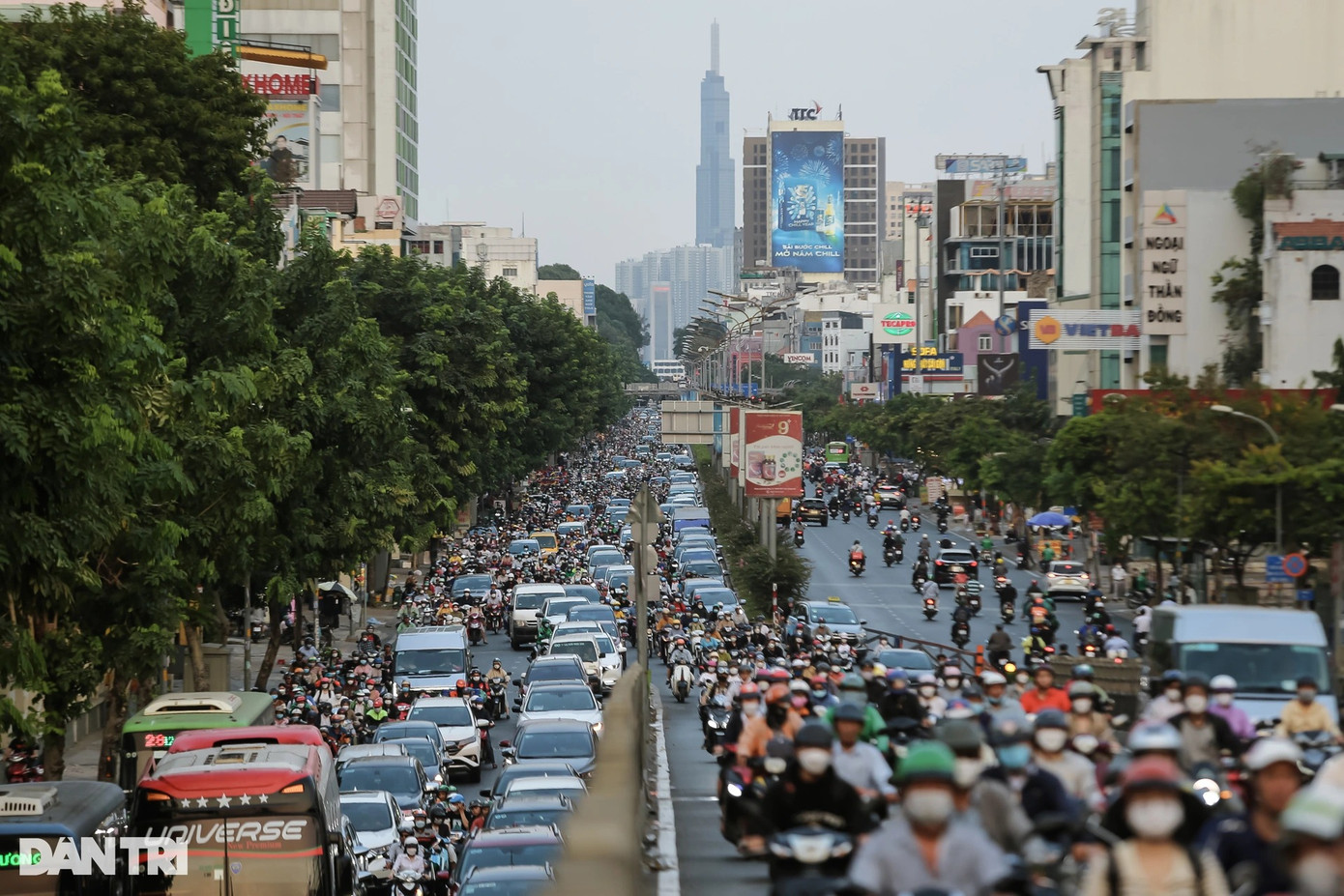 Ở khu vực cửa ngõ Tây Bắc (TPHCM), hai tuyến đường Trường Chinh, Cộng Hòa (giáp ranh quận Tân Bình và quận Tân Phú) là một trong những điểm đen kẹt xe nặng nhất ở TPHCM cho đến thời điểm hiện tại. Vào giờ cao điểm, hàng nghìn phương tiện phải chen lấn, nhích từng chút một khi đi qua hai đoạn đường này. Theo người dân, phải mất hơn một tiếng đồng hồ họ mới có thể di chuyển hết đoạn đường chỉ dài hơn 6km này.