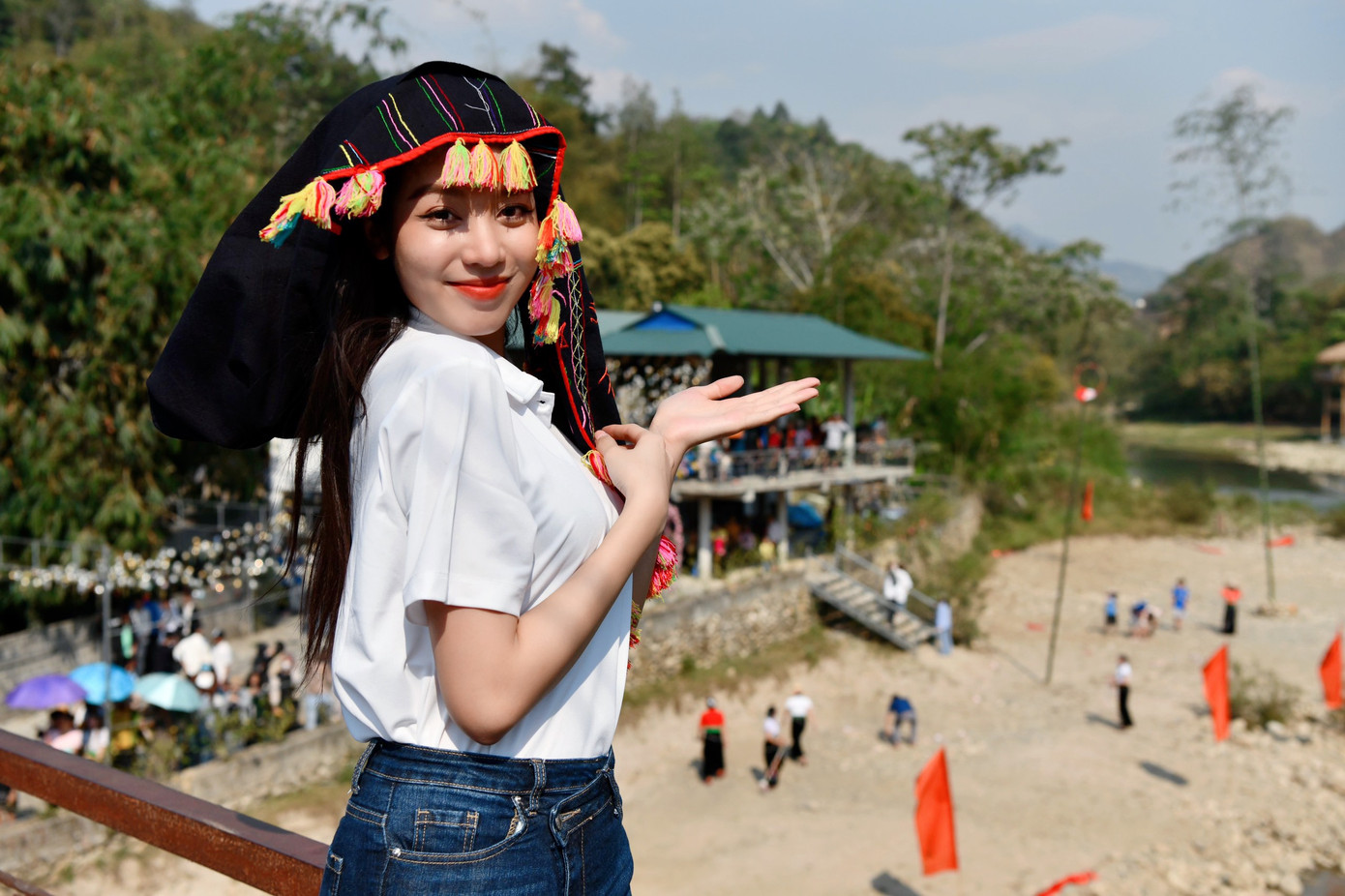 "Nghe bài hát chiếc khăn Piêu đã lâu, nay tôi mới có cơ hội được đội trên đầu. Tôi cảm thấy rất vui vì nhờ đồng hành cùng Tiền Phong Marathon 2023 nên mới có cơ hội tìm hiểu thêm những nét văn hoá đặc sắc của các dân tộc anh em trên mảnh đất Việt", cô nói.