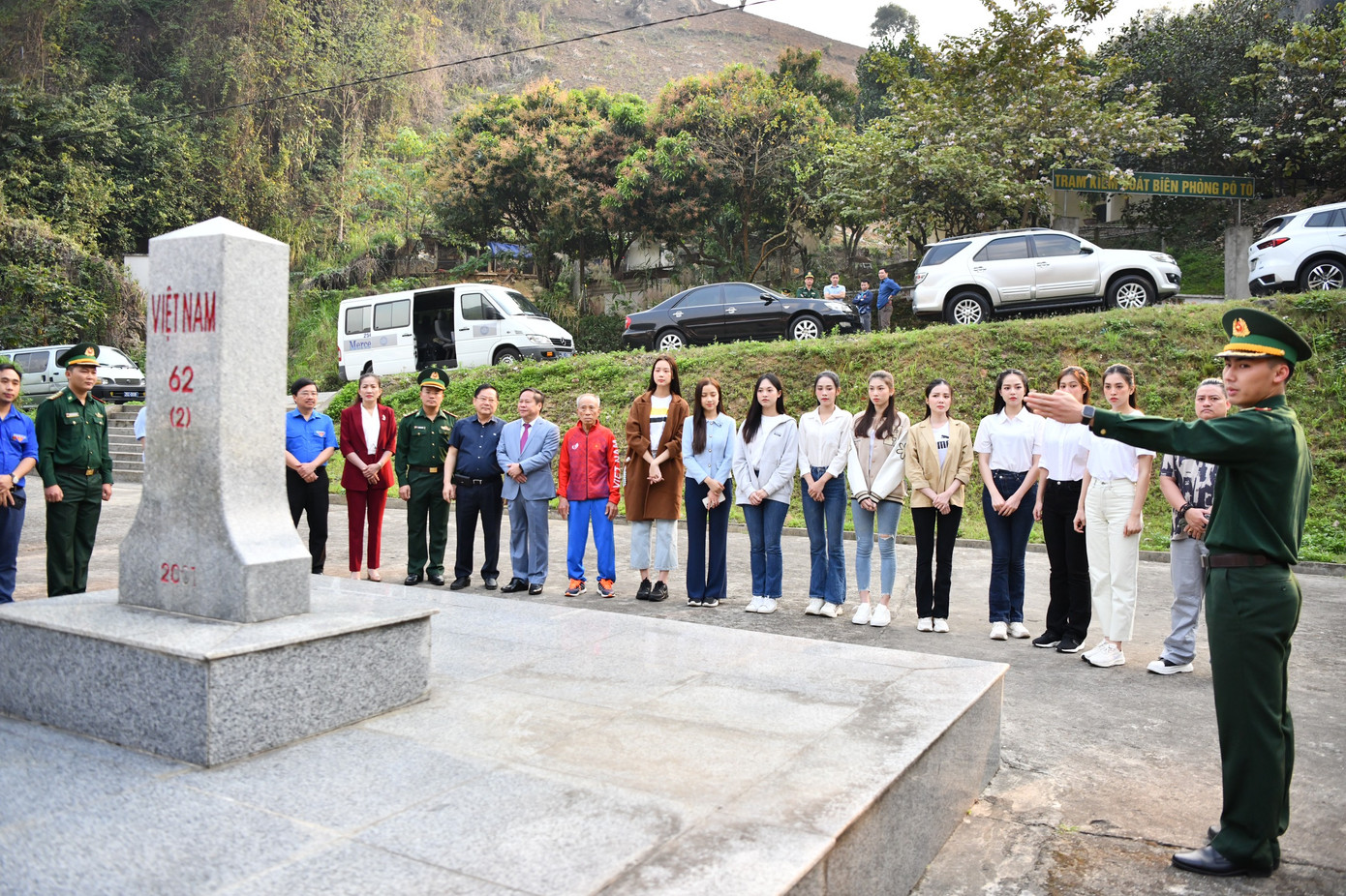 Tham dự chương trình có Phó Chủ tịch Thường trực UBND tỉnh Lai Châu - Tống Thanh Hải; Chỉ huy trưởng Bộ Chỉ huy Bộ đội Biên phòng tỉnh Lai Châu - Đại tá Triệu Quốc Nguậy; Phó Chủ tịch UBND huyện Phong Thổ - Mai Thị Hồng Sim. Về phía Ban tổ chức Tiền Phong Marathon 2023 có nhà báo Lê Xuân Sơn - Tổng Biên tập báo Tiền Phong, đồng Trưởng ban Tổ chức giải; nhà báo Vũ Tiến - Phó Tổng Biên tập báo Tiền Phong - Phó trưởng Ban tổ chức giải. Dự chương trình còn có HLV Bùi Lương - tượng đài điền kinh Việt Nam.