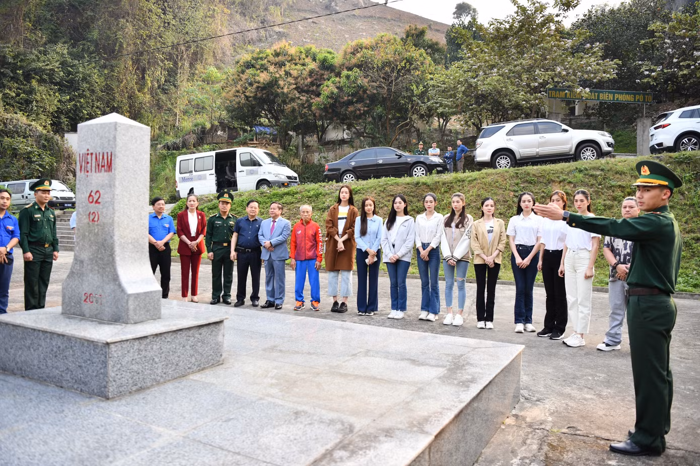 Tham dự chương trình có Phó Chủ tịch Thường trực UBND tỉnh Lai Châu - Tống Thanh Hải; Chỉ huy trưởng Bộ Chỉ huy Bộ đội Biên phòng tỉnh Lai Châu - Đại tá Triệu Quốc Nguậy; Phó Chủ tịch UBND huyện Phong Thổ - Mai Thị Hồng Sim. Về phía Ban tổ chức Tiền Phong Marathon 2023 có nhà báo Lê Xuân Sơn - Tổng Biên tập báo Tiền Phong, đồng Trưởng ban Tổ chức giải; nhà báo Vũ Tiến - Phó Tổng Biên tập báo Tiền Phong - Phó trưởng Ban tổ chức giải. Dự chương trình còn có HLV Bùi Lương - tượng đài điền kinh Việt Nam.