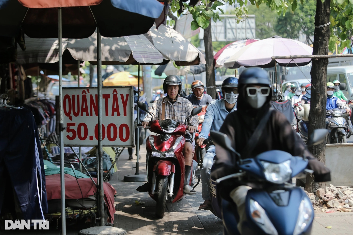 Nhiều phương tiện quay đầu, leo lên vỉa hè để tìm hướng đi khác khiến tình trạng giao thông khu vực này hỗn loạn. "Mỗi ngày tôi đi làm qua đoạn đường này, có hôm phải mất hơn một tiếng đồng hồ mới thoát khỏi được dòng xe kẹt", anh Trần Anh Tuấn (quận 12) nói.