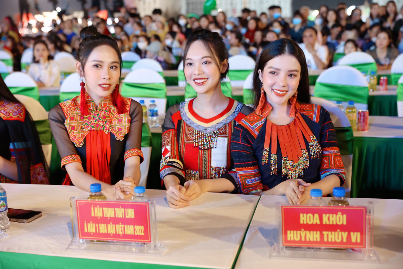 Tối 25/3, dàn hoa hậu, á hậu, người đẹp cùng tham dự chương trình giao lưu nghệ thuật chào mừng giải Vô địch Quốc gia Marathon và cự ly dài báo Tiền Phong lần thứ 64 - năm 2023 (Tiền Phong Marathon 2023), diễn ra tại Quảng trường Nhân dân. Các người đẹp cùng diện trang phục áo dài cách tân với hoạ tiết thổ cẩm độc đáo của nhà thiết kế Lan Hương, thu hút sự chú ý của các khách mời và người dân.