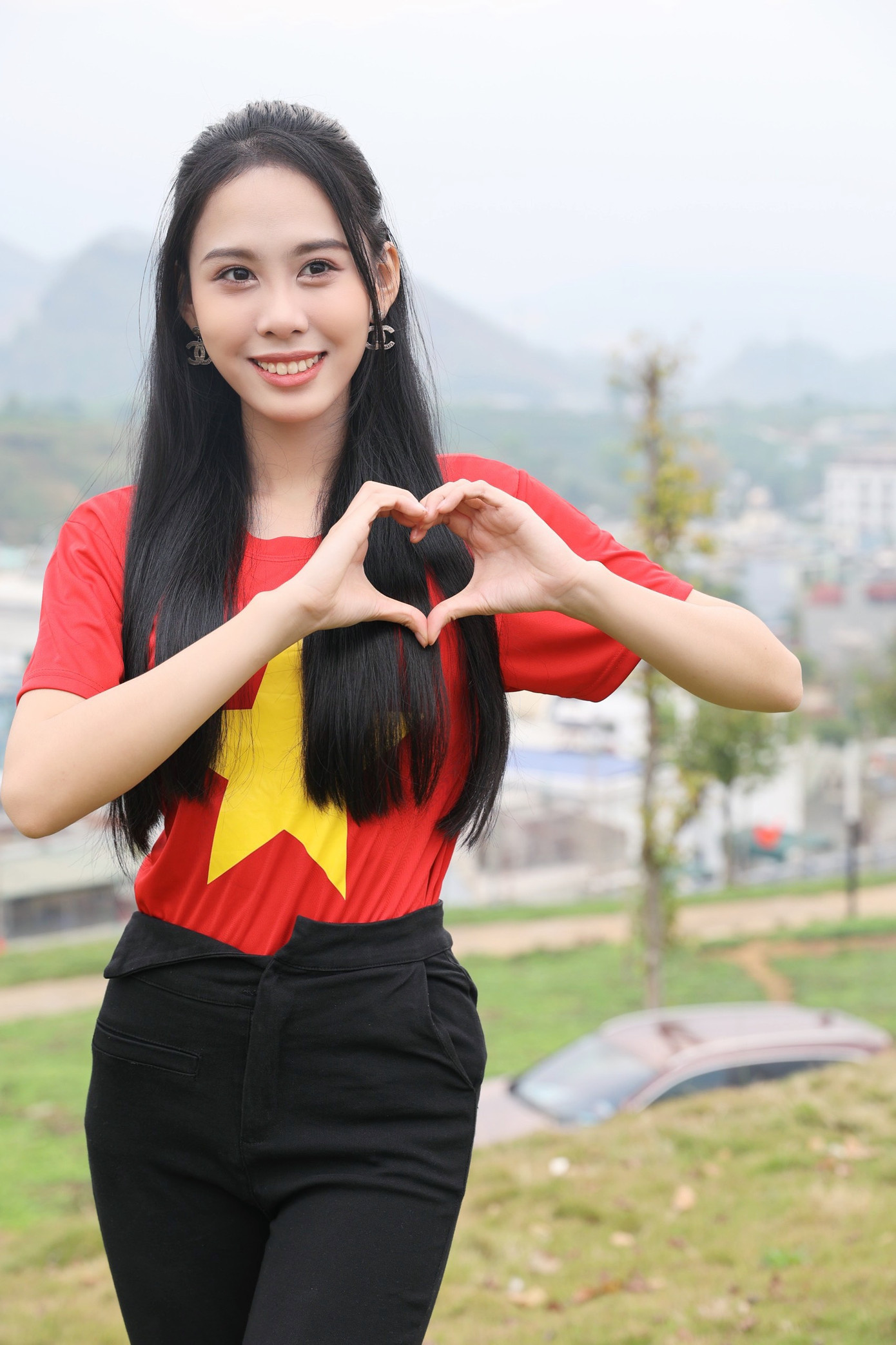 Á hậu Ngọc Hằng lần đầu tiên đến Lai Châu và tham dự giải Tiền Phong Marathon. Người đẹp cho biết cô sẽ hát trong đêm giao lưu văn nghệ trong khuôn khổ Tiền Phong Marathon 2023 diễn ra tối nay (25/3) tại Quảng trường Nhân dân.