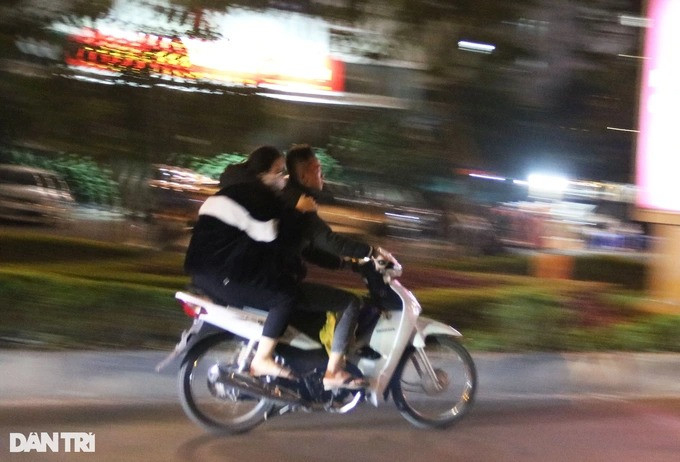 Lực lượng chức năng cho biết, đối với các trường hợp lái xe cố tình bỏ chạy để trốn tránh sự kiểm tra của lực lượng chức năng, tổ công tác sẽ tiến hành ghi nhận lại đặc điểm xe vi phạm rồi tiến hành xác minh, sau đó CSGT sẽ mời người vi phạm lên đơn vị để tiến hành xử lý.