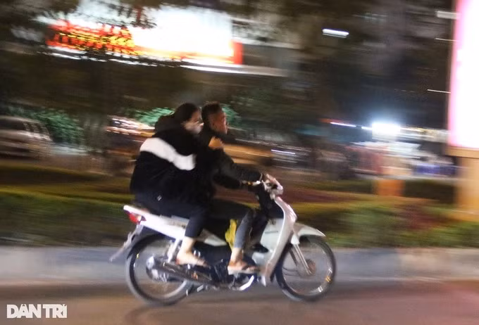 Lực lượng chức năng cho biết, đối với các trường hợp lái xe cố tình bỏ chạy để trốn tránh sự kiểm tra của lực lượng chức năng, tổ công tác sẽ tiến hành ghi nhận lại đặc điểm xe vi phạm rồi tiến hành xác minh, sau đó CSGT sẽ mời người vi phạm lên đơn vị để tiến hành xử lý.