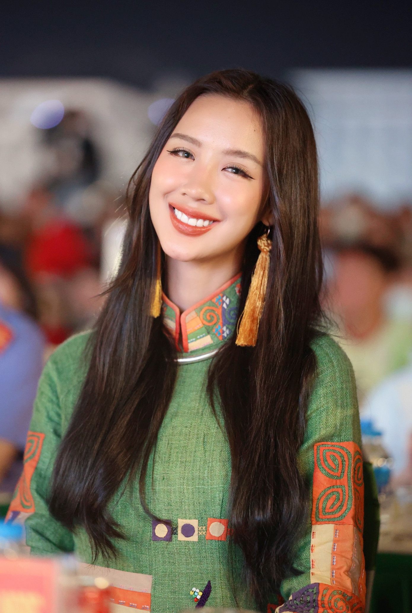 Hoa hậu Liên lục địa Lê Nguyễn Bảo Ngọc mặc áo dài tông màu xanh với những hoạ tiết lạ mắt được thêu dọc thân áo.