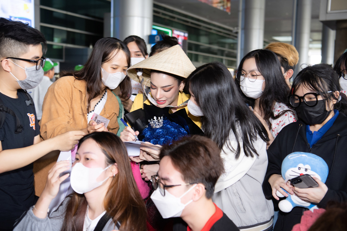 Dàn người đẹp Thái Lan được fan Việt tặng nón lá và xin chữ ký, chụp ảnh lưu niệm tại sân bay.