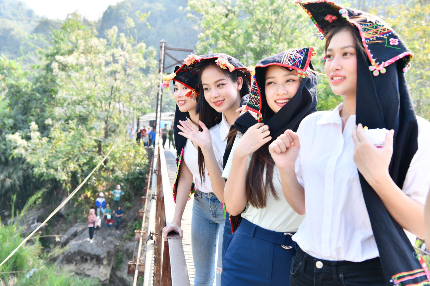 Đối với nhiều người đẹp, đây là lần đầu tiên họ được đội trên đầu chiếc khăn độc đáo của dân tộc Thái nên rất háo hức, thích thú.