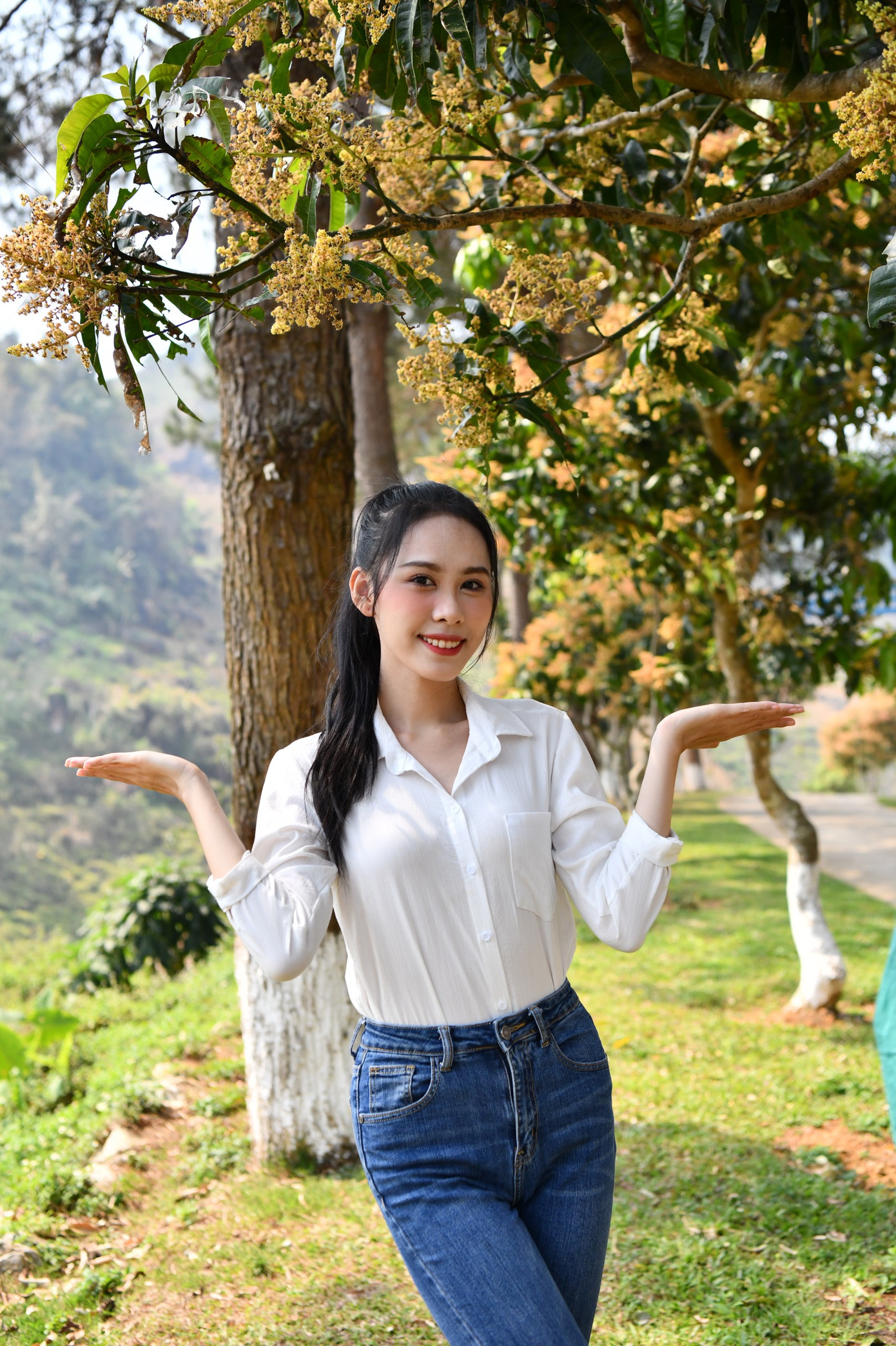 Á hậu Ngọc Hằng cũng là người đẹp lần đầu tiên đặt chân tới Lai Châu. Cô chia sẻ cảm xúc vui mừng, tự hào khi được tham gia Tiền Phong Marathon 2023 để truyền cảm hứng, năng lượng tích cực về thể thao tới giới trẻ. Ngọc Hằng là một người đẹp ăn chay trường, cô cũng thường xuyên tập thể thao để rèn luyện sức khỏe.