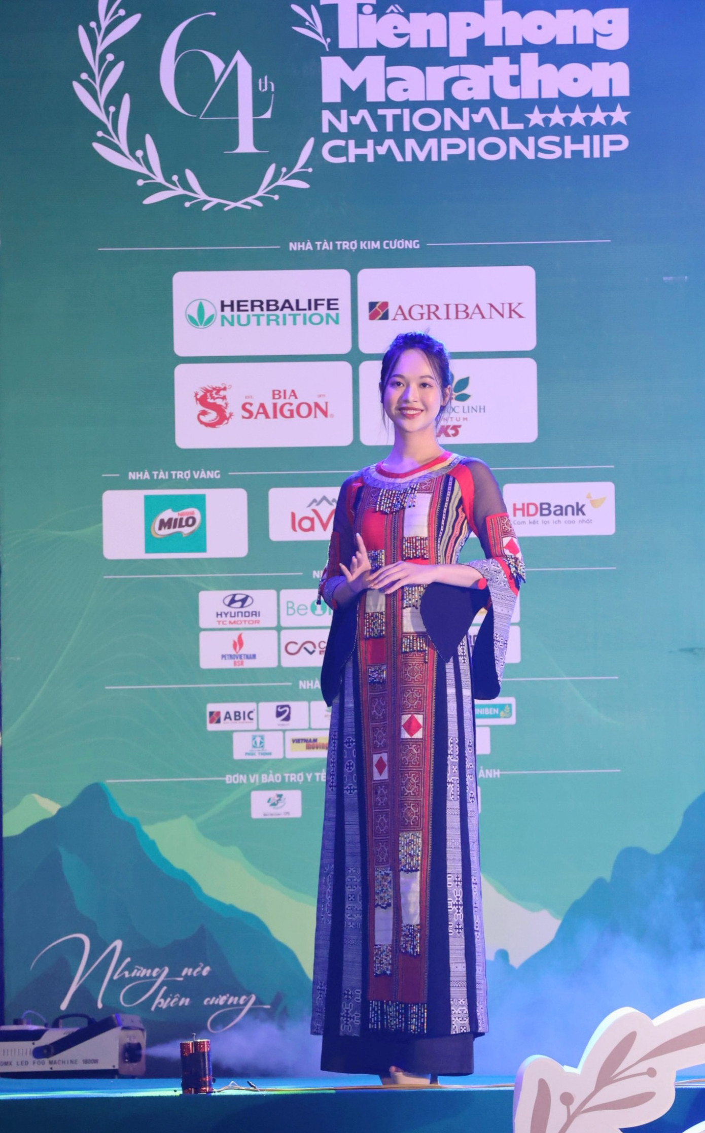 Á hậu Trịnh Thùy Linh cuốn hút trên sân khấu với nụ cười rạng rỡ, ngọt ngào.