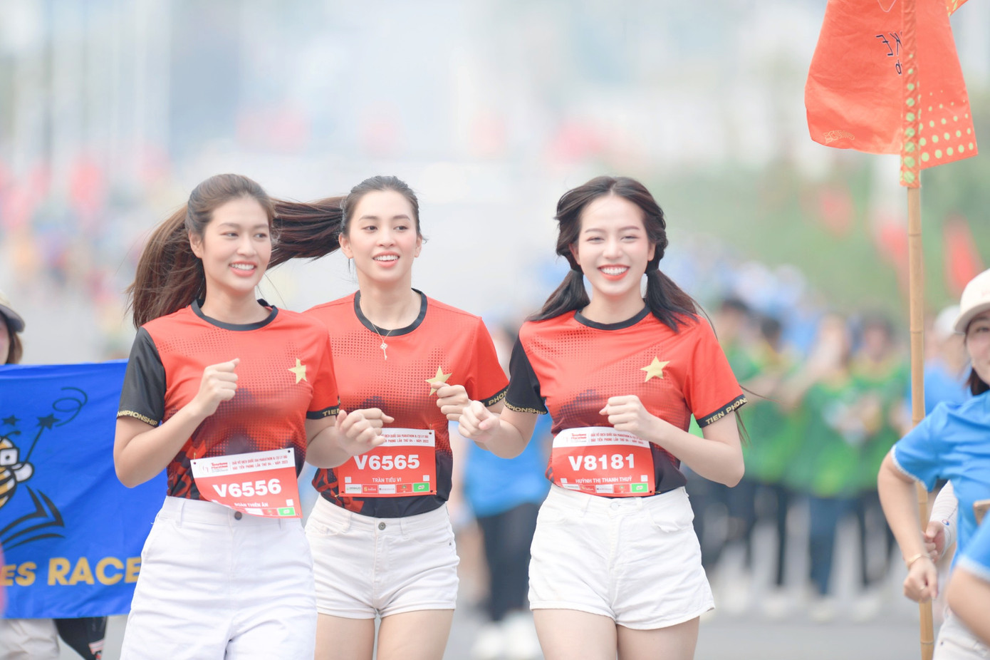 Để cổ vũ tinh thần thi đấu, tranh tài của hơn 4.000 vận động viên và hưởng ứng lễ phát động ngày chạy Olympic “Vì sức khoẻ toàn dân”, gần 1.500 người gồm các đại biểu khách mời, hoa hậu, người đẹp tham gia chạy đồng hành tại Tiền Phong Marathon 2023.