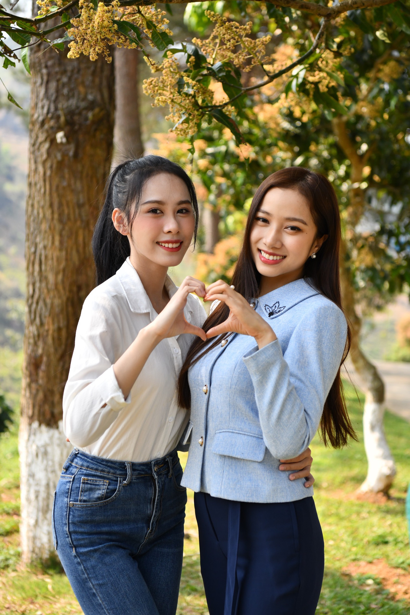 Á hậu Ngọc Hằng vui mừng hội ngộ người bạn thân thiết tại cuộc thi Hoa hậu Việt Nam 2022 là Người đẹp Nhân ái Ngọc Mai. Trước đó, Ngọc Mai có mặt từ sớm tại Lai Châu để chuẩn bị cho giải Tiền Phong Marathon 2023. Không chỉ là Đại sứ của Tiền Phong Marathon 2023, Nguyễn Ngọc Mai còn tham gia chạy cự ly 5km. Để sẵn sàng cho thử thách ở Lai Châu, Người đẹp Nhân ái, Top 5 Hoa hậu Việt Nam 2022 đã chinh phục thành công Tả Liên Sơn, đỉnh núi cao 2.996m của tỉnh Lai Châu.