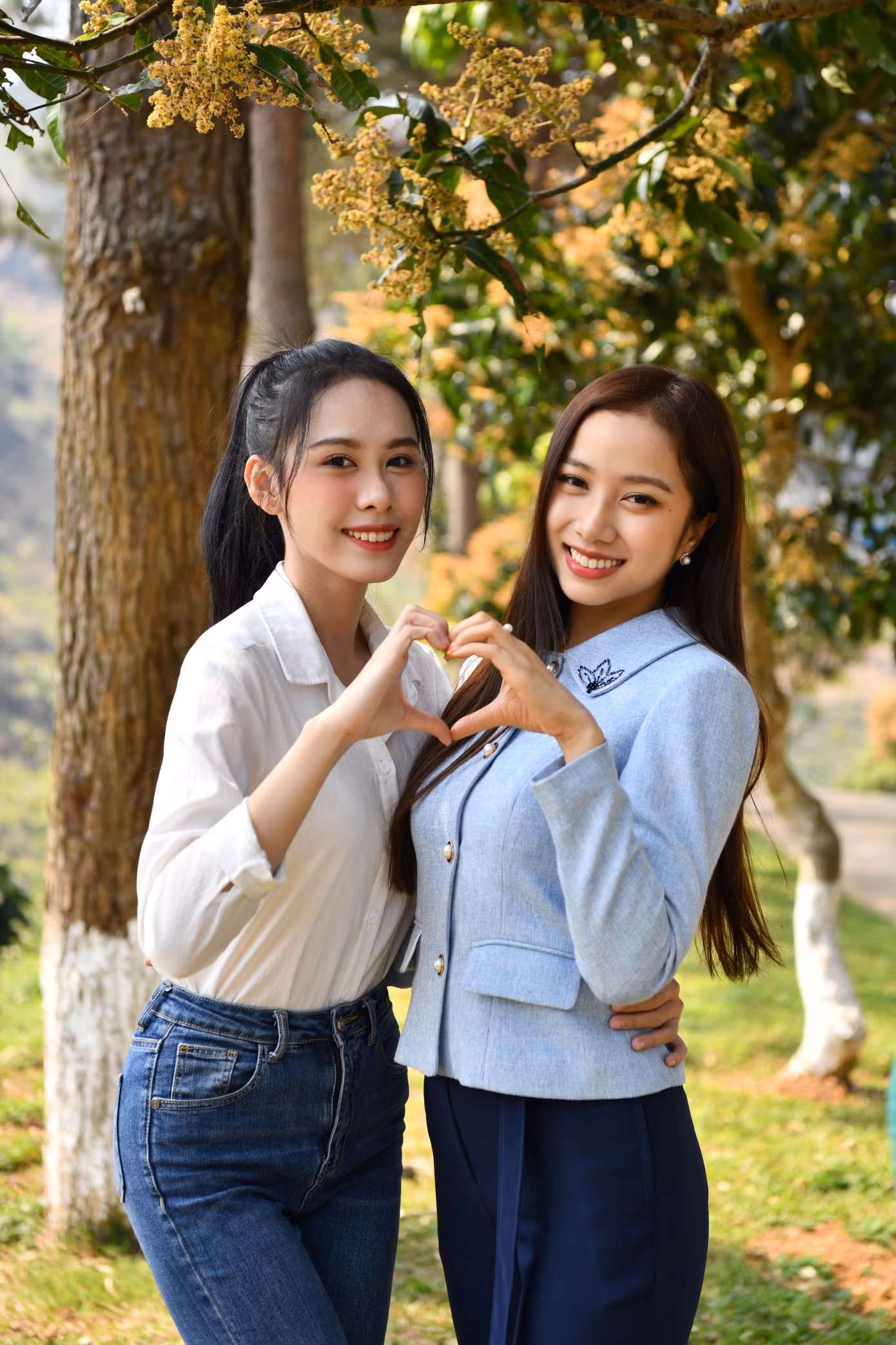 Á hậu Ngọc Hằng vui mừng hội ngộ người bạn thân thiết tại cuộc thi Hoa hậu Việt Nam 2022 là Người đẹp Nhân ái Ngọc Mai. Trước đó, Ngọc Mai có mặt từ sớm tại Lai Châu để chuẩn bị cho giải Tiền Phong Marathon 2023. Không chỉ là Đại sứ của Tiền Phong Marathon 2023, Nguyễn Ngọc Mai còn tham gia chạy cự ly 5km. Để sẵn sàng cho thử thách ở Lai Châu, Người đẹp Nhân ái, Top 5 Hoa hậu Việt Nam 2022 đã chinh phục thành công Tả Liên Sơn, đỉnh núi cao 2.996m của tỉnh Lai Châu.