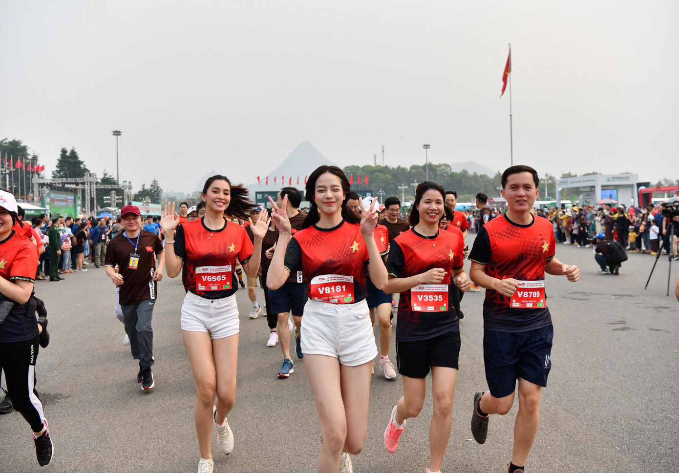 Sau khi dự lễ khai mạc, các người đẹp đã hoà mình vào hàng nghìn vận động viên, các khách mời trên đường chạy của giải năm nay.