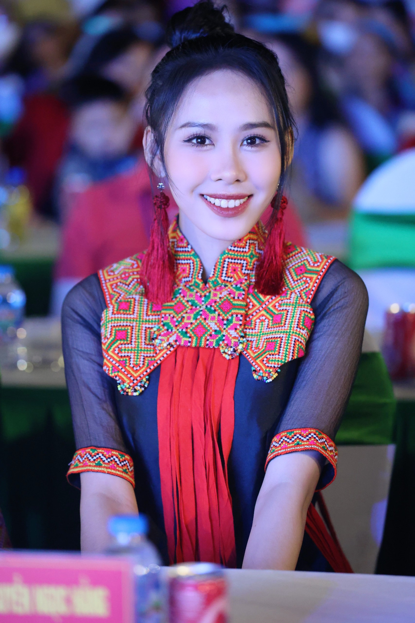 Á hậu Ngọc Hằng sử dụng bông tai màu đỏ ton-sur-ton với trang phục. Cô tham gia biểu diễn trong chương trình giao lưu nghệ thuật tối nay.