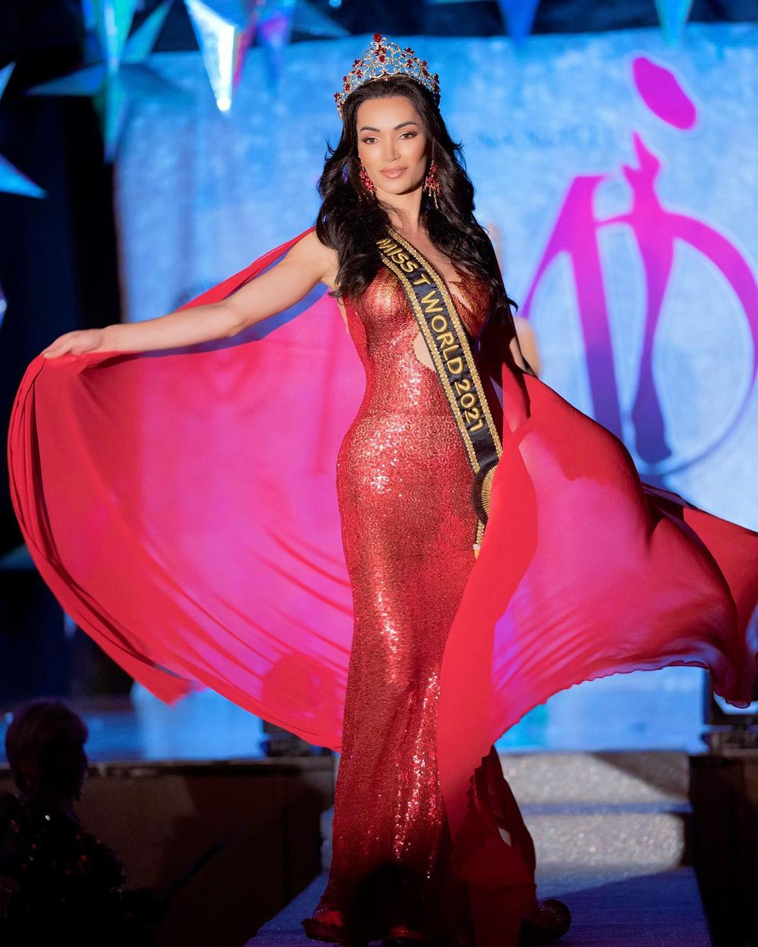 Victoria Fernandes có lịch sử thi sắc đẹp dày đặc. Năm 18 tuổi, cô giành giải Hoa hậu Chuyển giới Uberaba. Năm 2016, cô đứng thứ 7 trong cuộc thi Hoa hậu Chuyển giới tại Perugia, Ý. Năm 2019, cô tham gia Ngôi sao Chuyển giới (Miss Trans Star) tại Barcelona, Tây Ban Nha và giành vị trí á hậu 2.