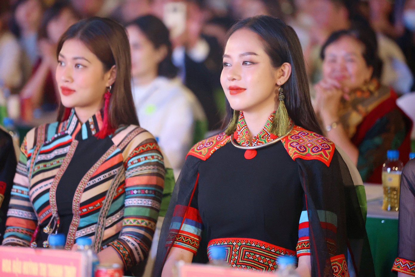 Các người đẹp hào hứng theo dõi những tiết mục văn hoá đậm bản sắc dân tộc trong chương trình.