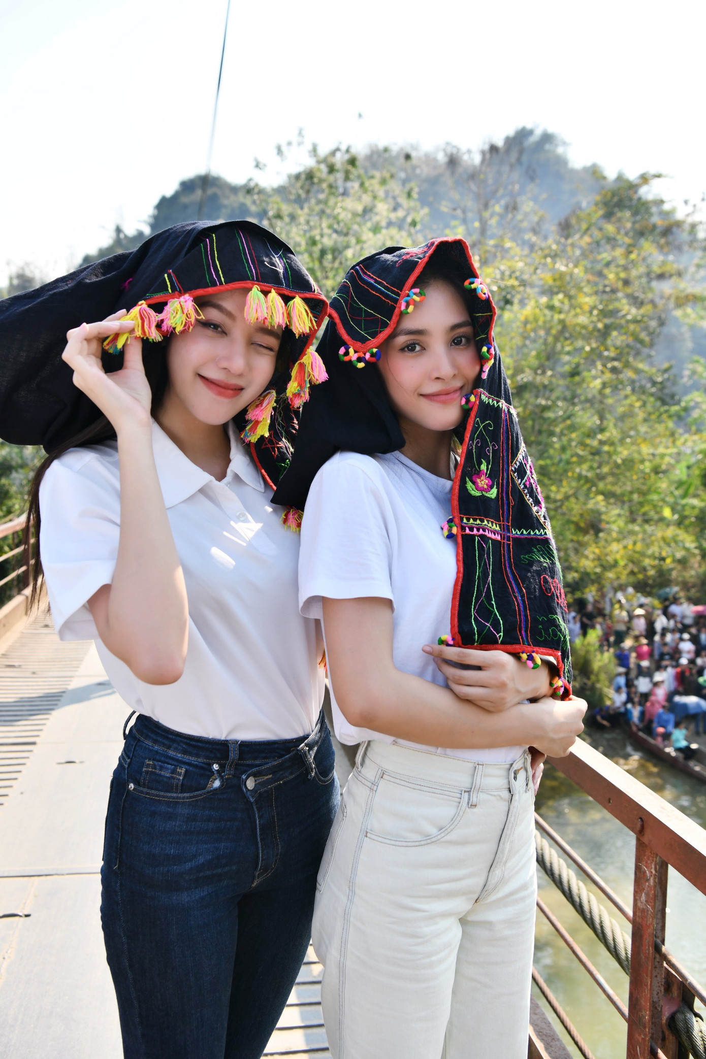 Hoa hậu Tiểu Vy, Thanh Thủy khoe sắc trong chiếc khăn Piêu rực rỡ. Cùng đăng quang danh hiệu Hoa hậu Việt Nam, Tiểu Vy và Thanh Thủy rất thân thiết trong công việc và cuộc sống vì là đồng hương Đà Nẵng.