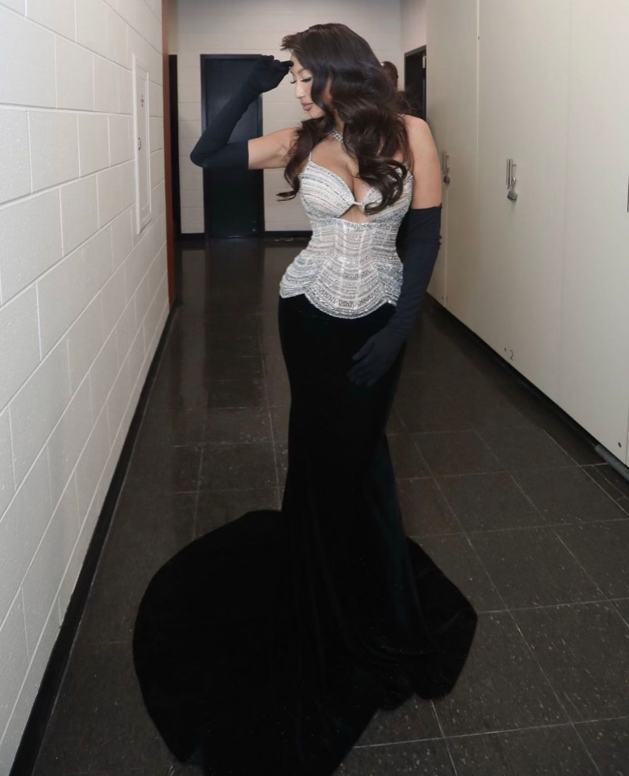 Các ngôi sao quốc tế nổi tiếng từng mặc thiết kế của Lê Thanh Hòa. Từ trên xuống là ca sĩ nhạc đồng quê Miranda Lambert, MC gốc Việt Jeannie Mai, ca sĩ Bebe Rexha, diễn viên Bella Thorne. Ảnh: NVCC.